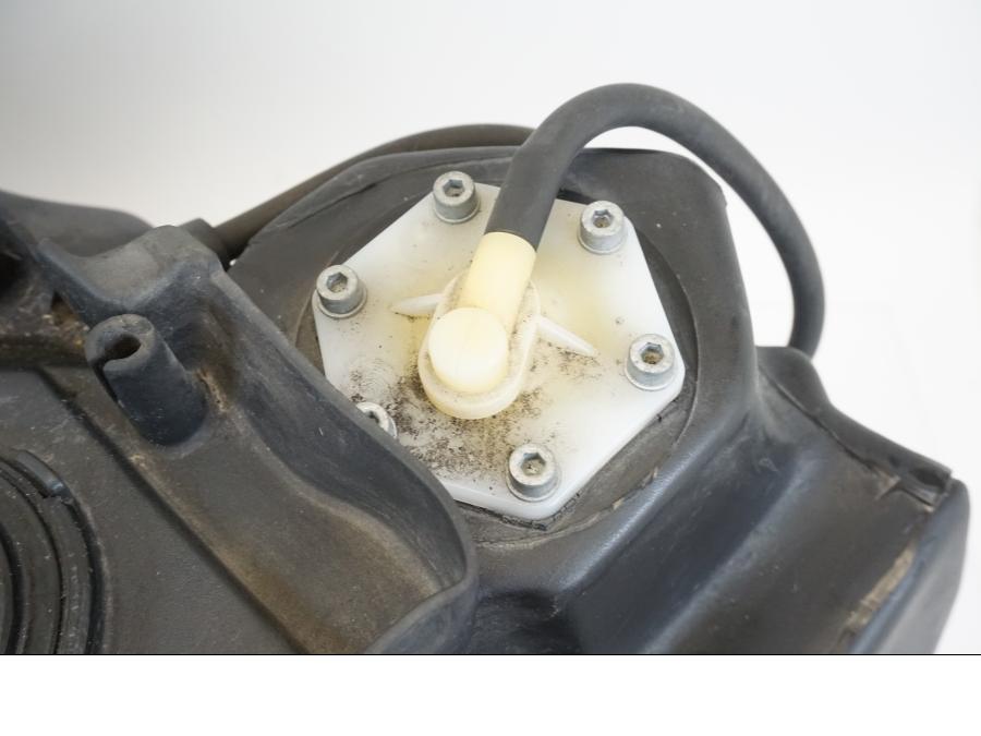 Höger sida på Bensintank från en BMW K 1200 LT -2004 motorcykel.