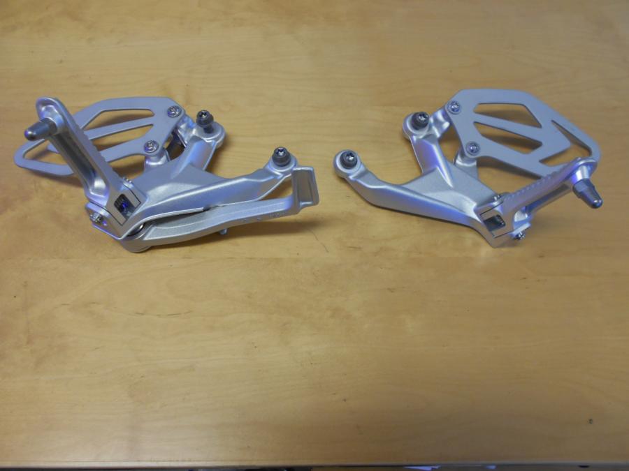 Vänster sida på Fotreglage från en BMW S 1000 RR -2017 motorcykel.