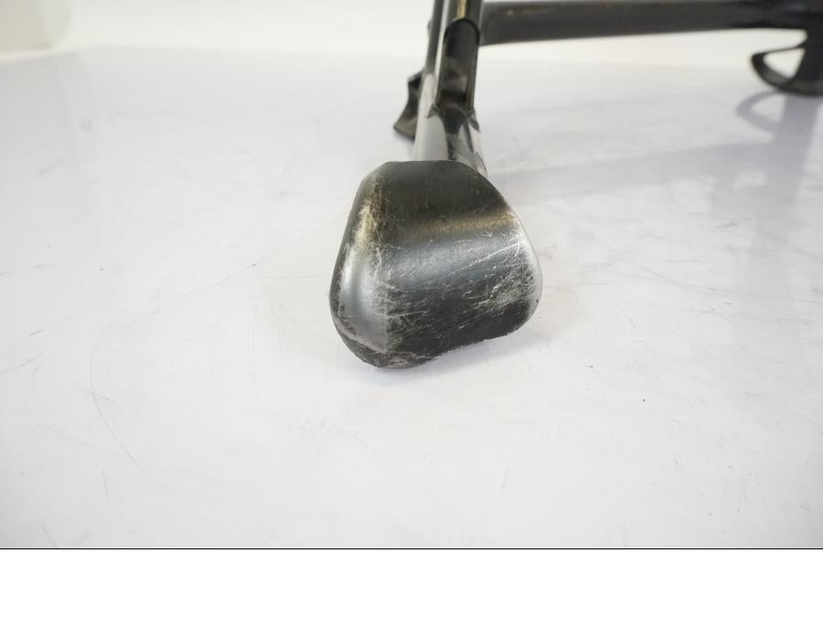 Snett nerifrån på Centralstöd från en BMW S 1000 XR -2019 motorcykel.