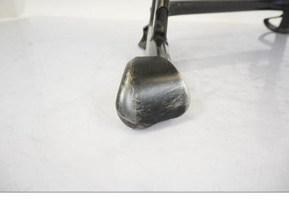 Snett nerifrån på Centralstöd från en BMW S 1000 XR -2019 motorcykel.