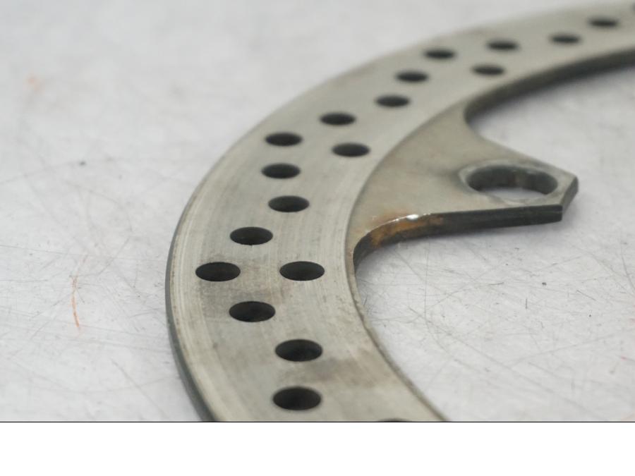 Snett nerifrån på Bromsskiva från en BMW R 1200 R -2007 motorcykel.