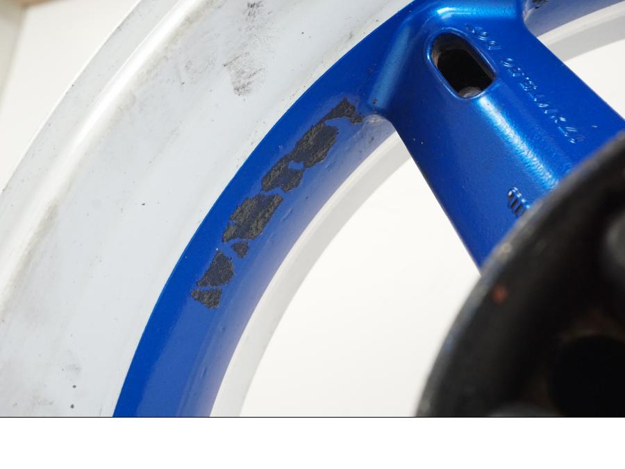 Extrabild1 på Fälg från en Suzuki GSX-R 750 -2001 motorcykel.