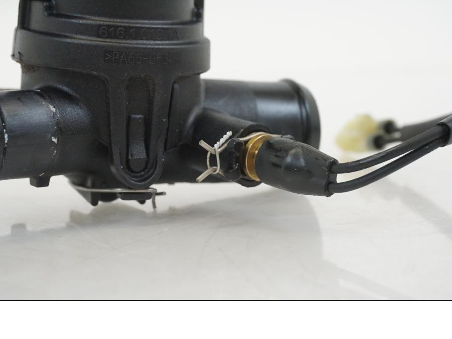 Snett uppifrån på Vattentermostathus från en Ducati Streetfighter V4 -2020 motorcykel.