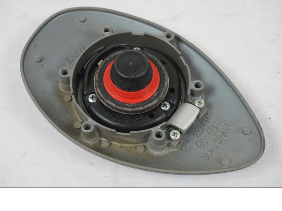 Snett nerifrån på <p>Låssats från BMW R 1200 C 2002.</p>

<p>Tändningslås, tanklock, ett väsklås, skador finns och 2st nycklar. Lacksläpp på tändningslåset se bild.</p> motorcykel.