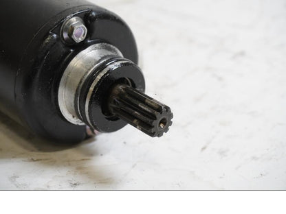 Baksidan på Startmotor från en Triumph Street Triple -2009 motorcykel.