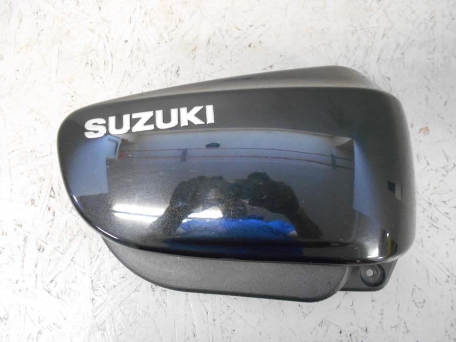 Framsidan på Sidopanel från en Suzuki VZ 1600 -2004 motorcykel.