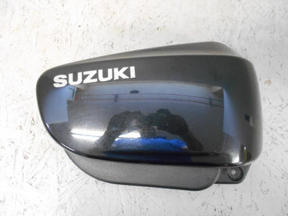 Framsidan på Sidopanel från en Suzuki VZ 1600 -2004 motorcykel.