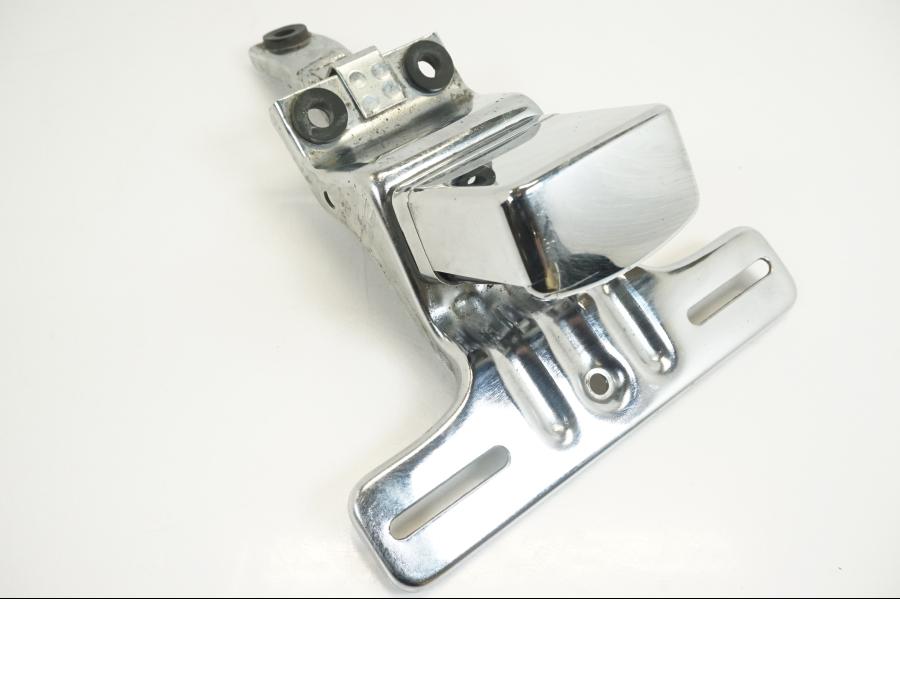 Framsidan på Skylthållare från en Suzuki VS 1400 -1993 motorcykel.