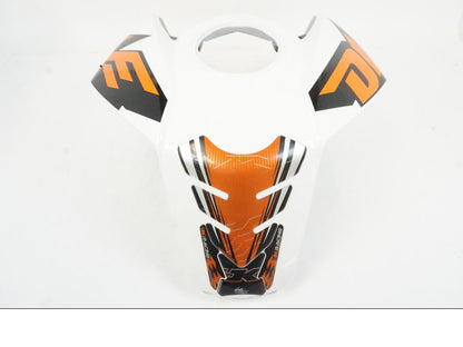 Framsidan på Tankkåpa från en KTM 125 Duke -2014 motorcykel.