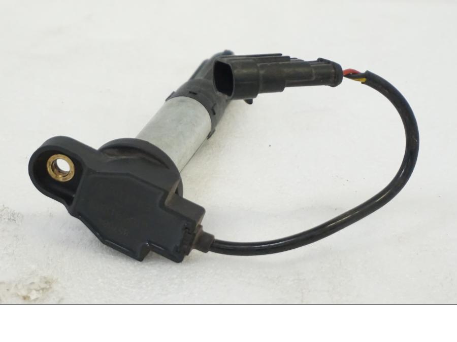 Baksidan på Tändspole från en Aprilia RSV 1000 -2010 motorcykel.