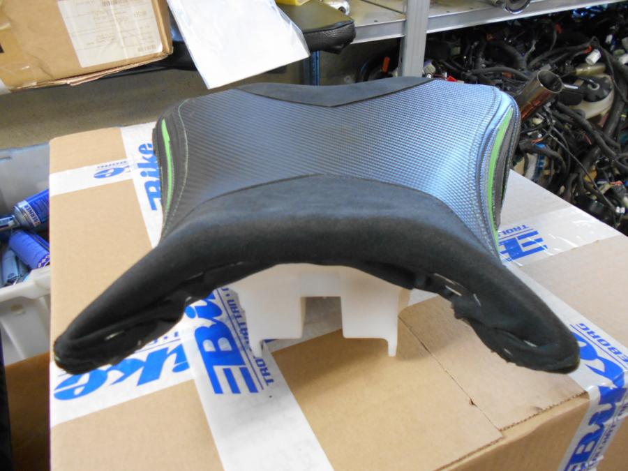 Vänster sida på Sadel från en Kawasaki ZX-6R -2014 motorcykel.