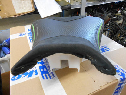 Vänster sida på Sadel från en Kawasaki ZX-6R -2014 motorcykel.