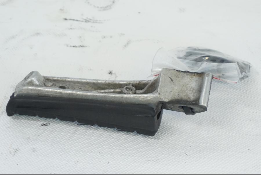 Baksidan på Fotpinne från en Yamaha TDM 850 -1998 motorcykel.