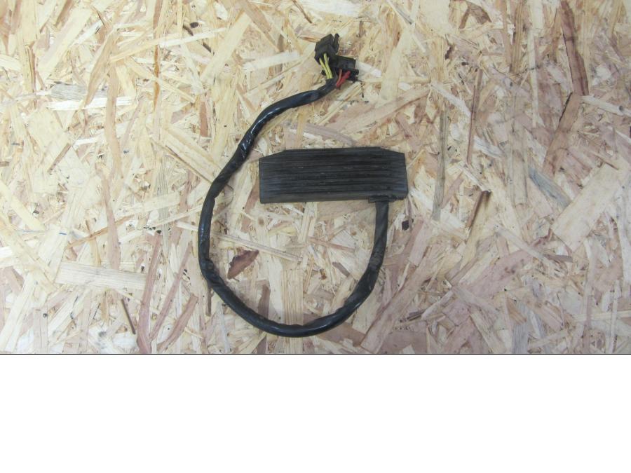 Framsidan på Likriktare från en Suzuki VS 1400 -1993 motorcykel.