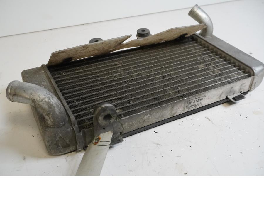 Höger sida på Vattenkyl från en Honda XL 1000 V -1999 motorcykel.