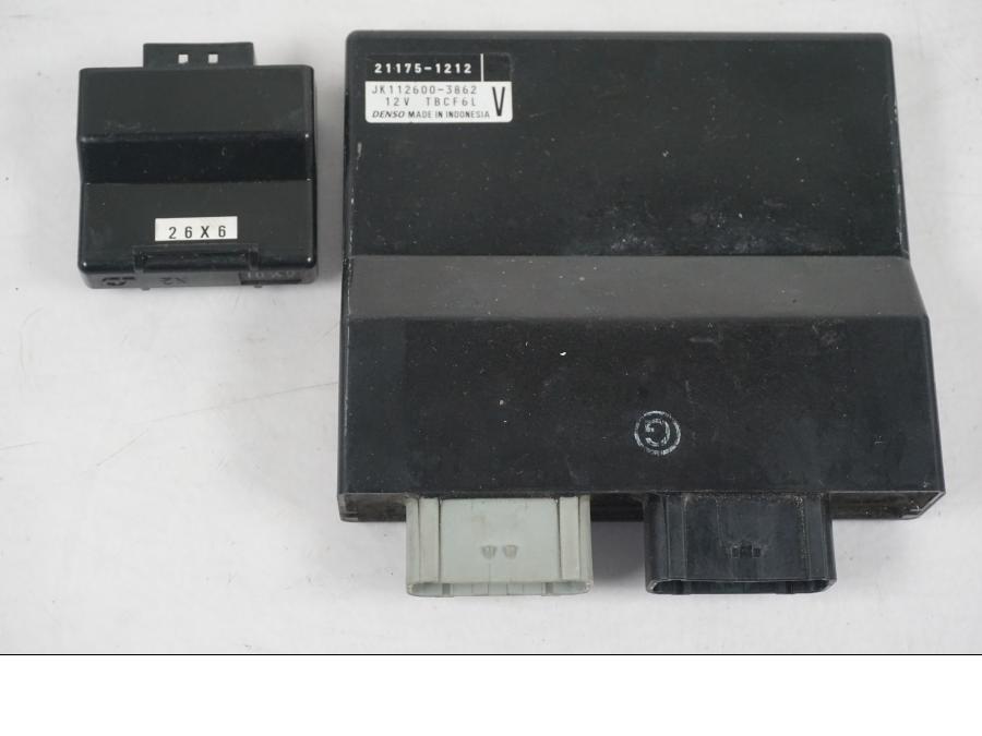 Snett uppifrån på <p>Låssats från Kawasaki Z 900 ABS 2017.</p>

<p>Tändningslås, 1st nyckel, tanklock, sadellås, ignition immobilisor och CDI/ECU.</p> motorcykel.