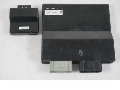 Snett uppifrån på <p>Låssats från Kawasaki Z 900 ABS 2017.</p>

<p>Tändningslås, 1st nyckel, tanklock, sadellås, ignition immobilisor och CDI/ECU.</p> motorcykel.