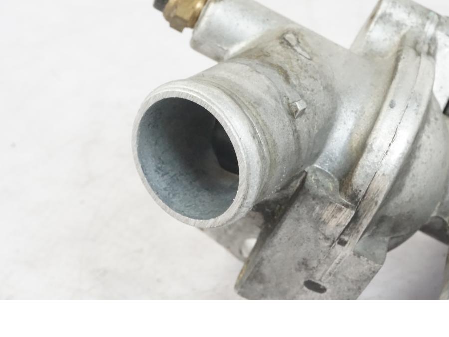 Snett uppifrån på Vattentermostathus från en Honda CBR 1000 F -1999 motorcykel.