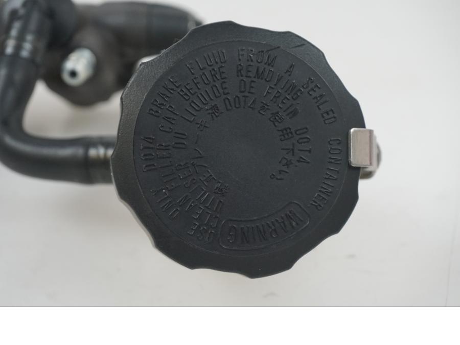 Snett nerifrån på Bromshuvudcylinder från en Suzuki GSX-R 1000 -2007 motorcykel.