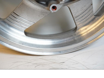 Höger sida på Fälg från en Kawasaki VN 1500 Classic Tourer -2000 motorcykel.