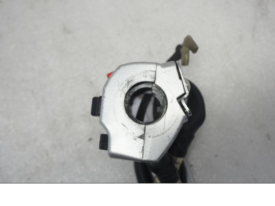 Höger sida på Styrelreglage från en Suzuki VL 800 -2004 motorcykel.