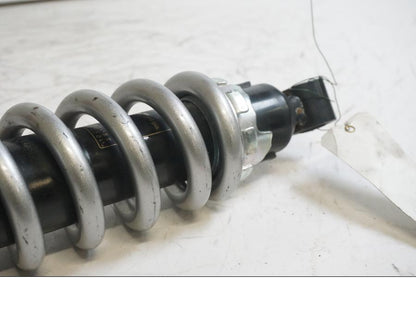 Snett uppifrån på Stötdämpare från en Kawasaki Versys 650 -2009 motorcykel.