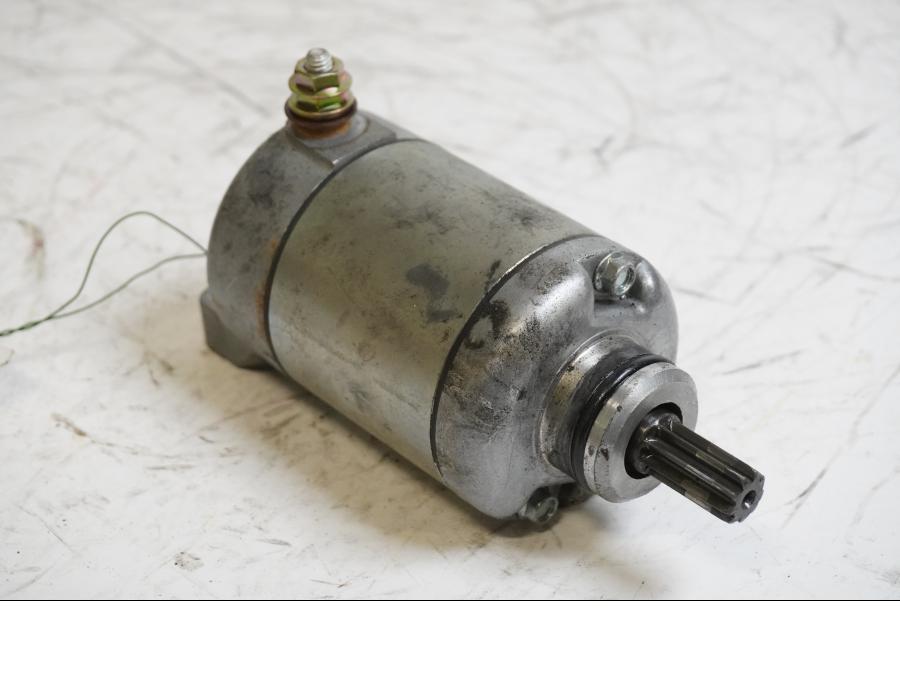 Framsidan på Startmotor från en Honda CBR 600 RR -2003 motorcykel.