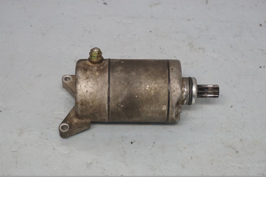 Framsidan på Startmotor från en Yamaha XV 535 -2001 motorcykel.