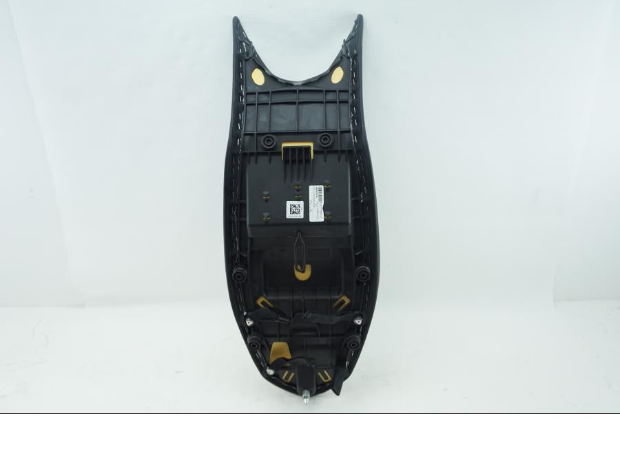 Snett uppifrån på Sadel från en Ducati Hyperstrada -2014 motorcykel.