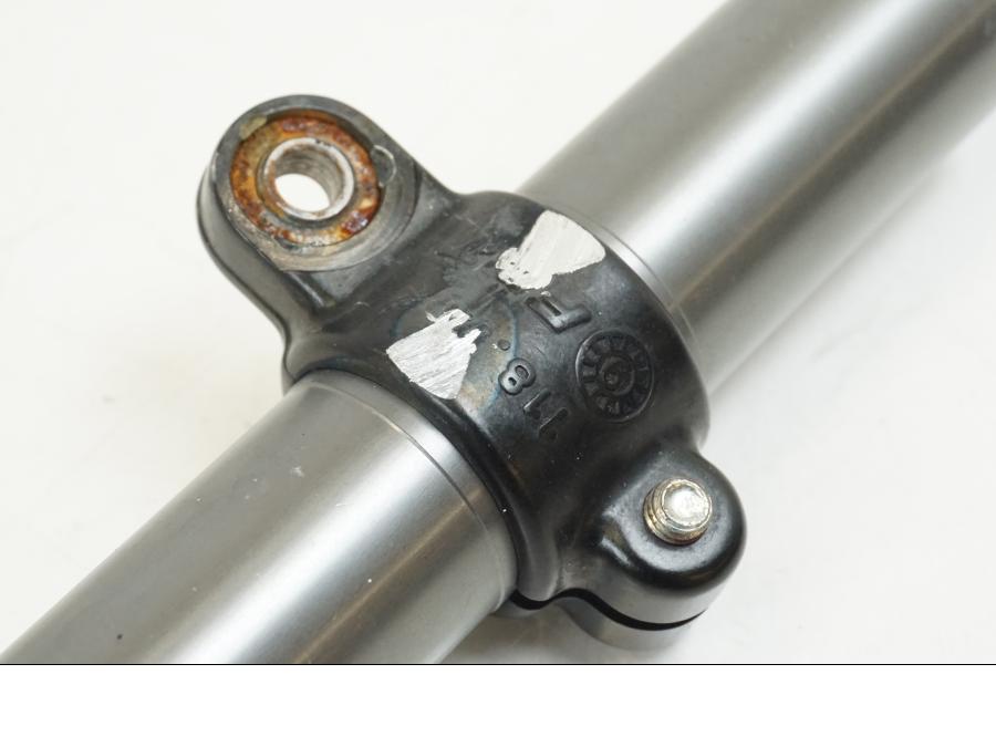 Extrabild5 på Styrdämpare från en Ducati Streetfighter S -2011 motorcykel.