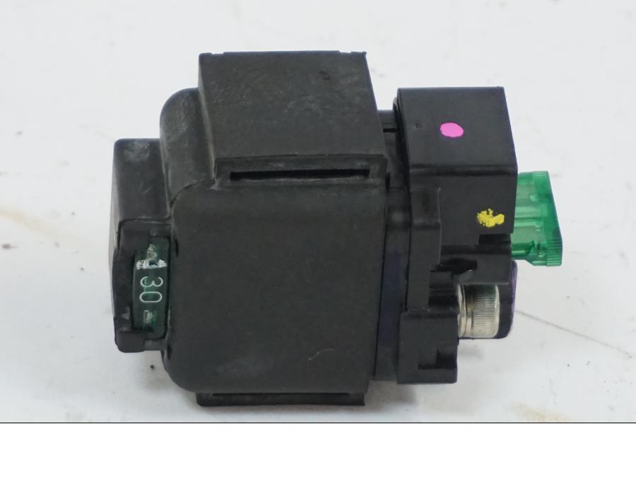 Snett uppifrån på Startrelä från en Honda CB 650 R -2019 motorcykel.