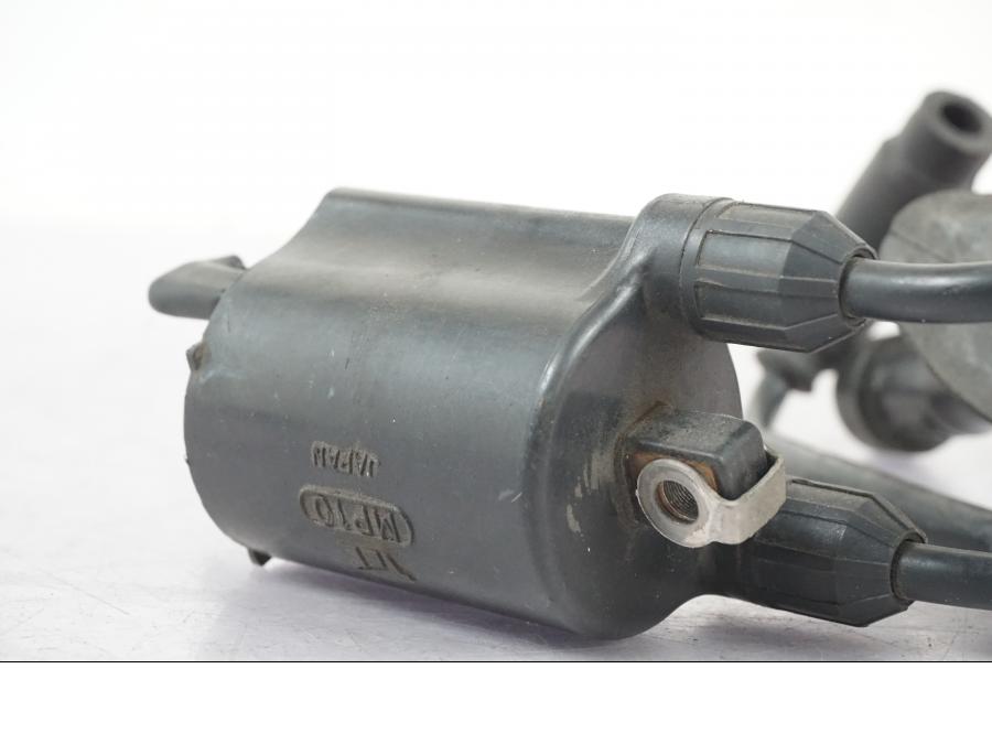 Baksidan på Tändspole från en Honda NT 650 V -2002 motorcykel.