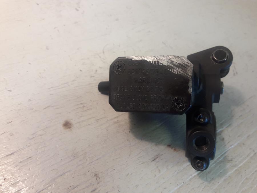 Baksidan på Bromshuvudcylinder från en Yamaha MT 125 -2017 motorcykel.