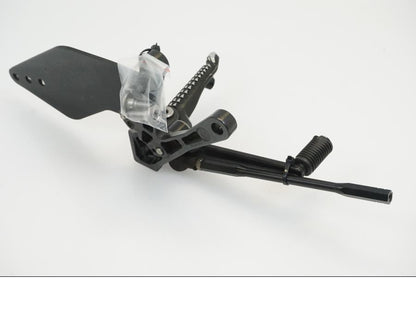 Vänster sida på Fotpinnefäste från en Kawasaki ZX-10R -2008 motorcykel.