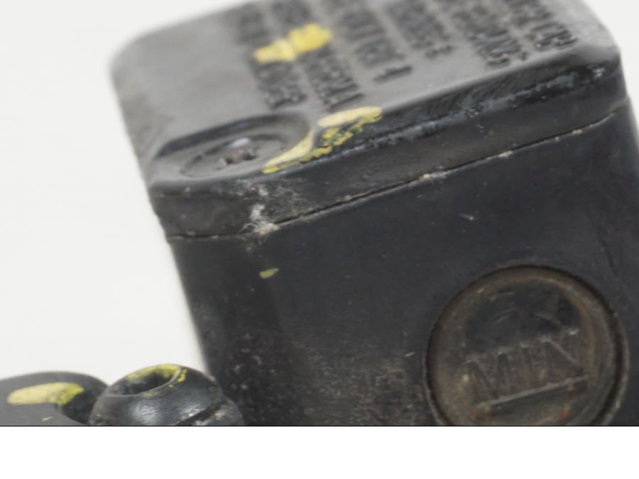 Vänster sida på Bromshuvudcylinder från en Piaggio MP3 250 -2006 motorcykel.