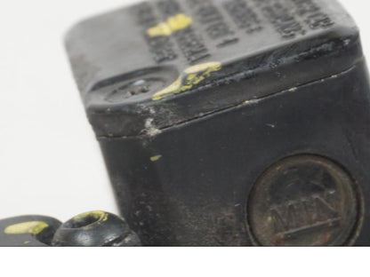 Vänster sida på Bromshuvudcylinder från en Piaggio MP3 250 -2006 motorcykel.