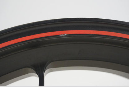 Höger sida på Fälg från en Ducati Streetfighter S -2011 motorcykel.