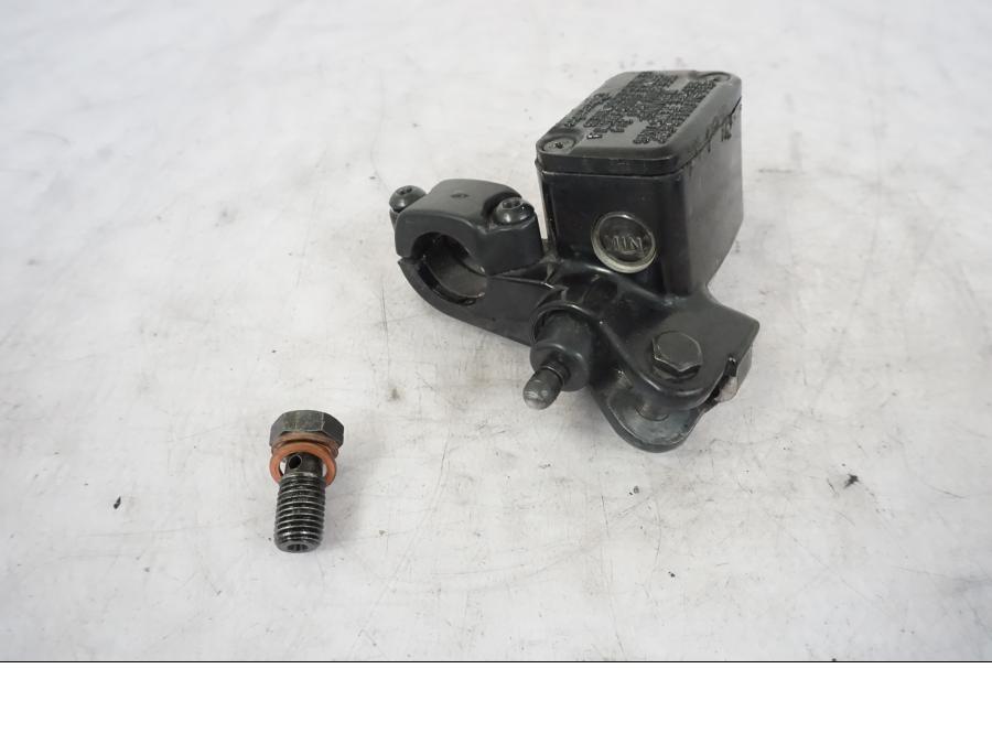 Framsidan på Bromshuvudcylinder från en Yamaha YZF-R 125 -2008 motorcykel.