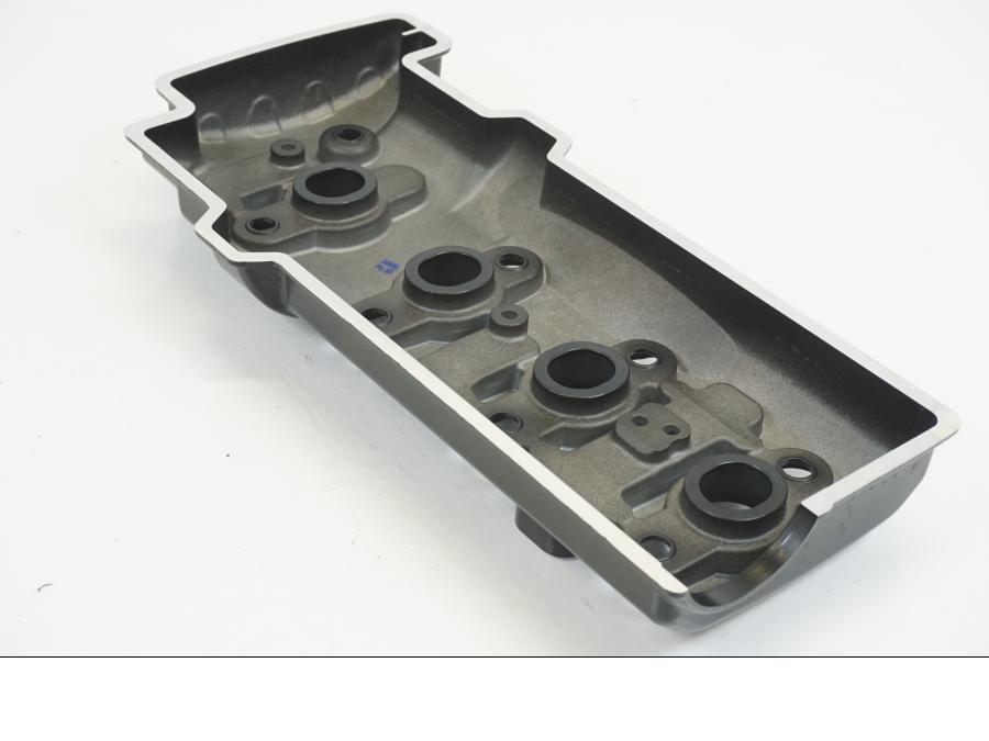 Höger sida på Ventilkåpa från en BMW K 1200 S -2006 motorcykel.