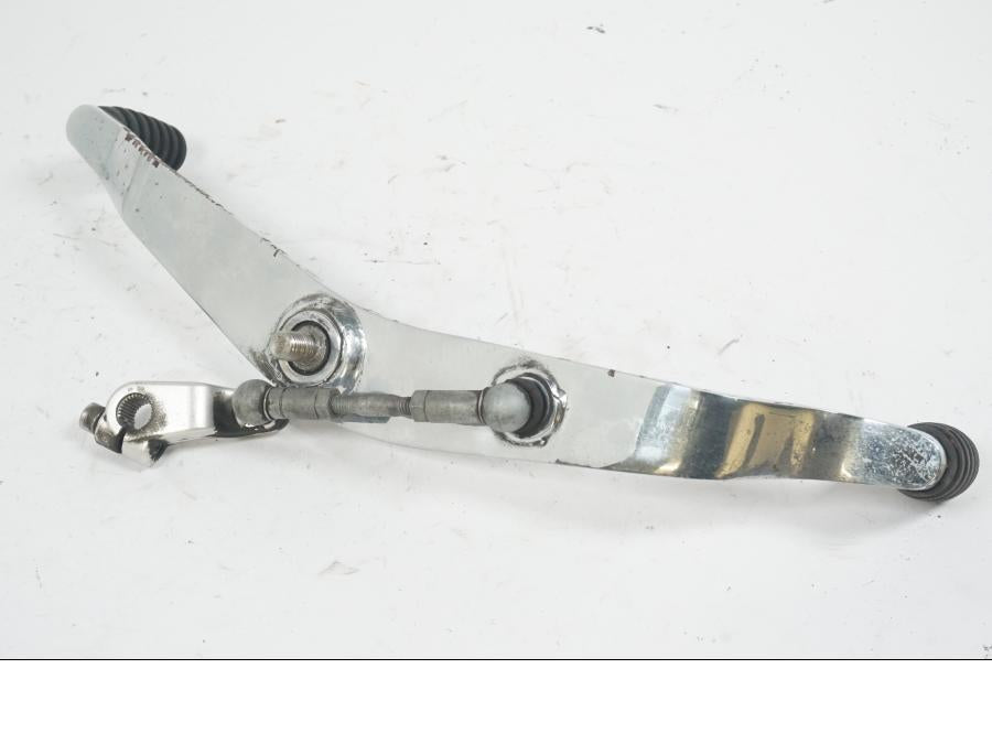 Vänster sida på Växelpedal från en Triumph Rocket III -2007 motorcykel.