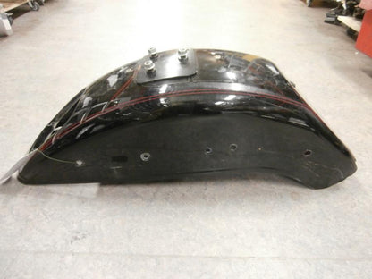 Höger sida på <p>Bakskärm till HD Softail Deuce FXSTD.</p>

<p>Synliga repor och bucklor</p> motorcykel.