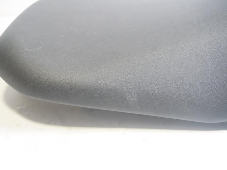 Höger sida på Sadel från en Yamaha MT-09 Tracer -2016 motorcykel.