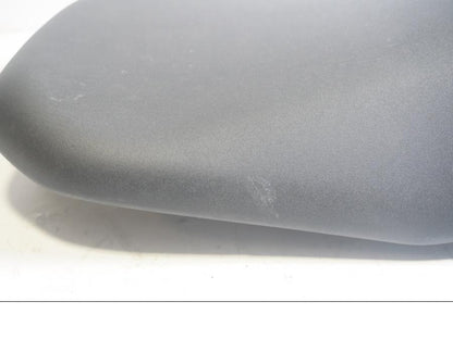 Höger sida på Sadel från en Yamaha MT-09 Tracer -2016 motorcykel.