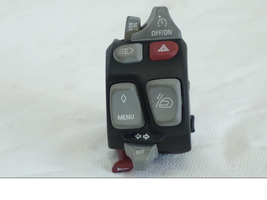 Framsidan på Styrelreglage från en BMW K 1600 -2015 motorcykel.