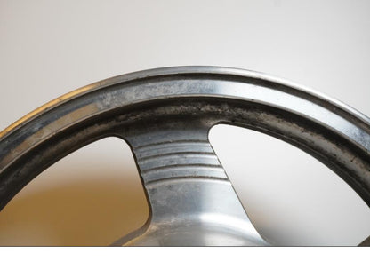 Snett nerifrån på Fälg från en Kawasaki VN 1500 Classic Tourer -2003 motorcykel.