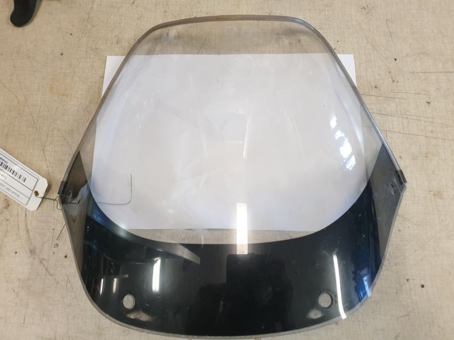 Framsidan på Vindruta från en Suzuki GSF 1200 -2000 motorcykel.