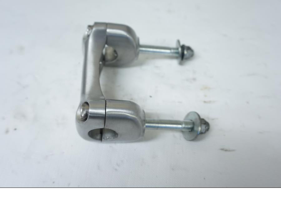 Baksidan på Styrfäste från en Triumph Bonneville -2001 motorcykel.