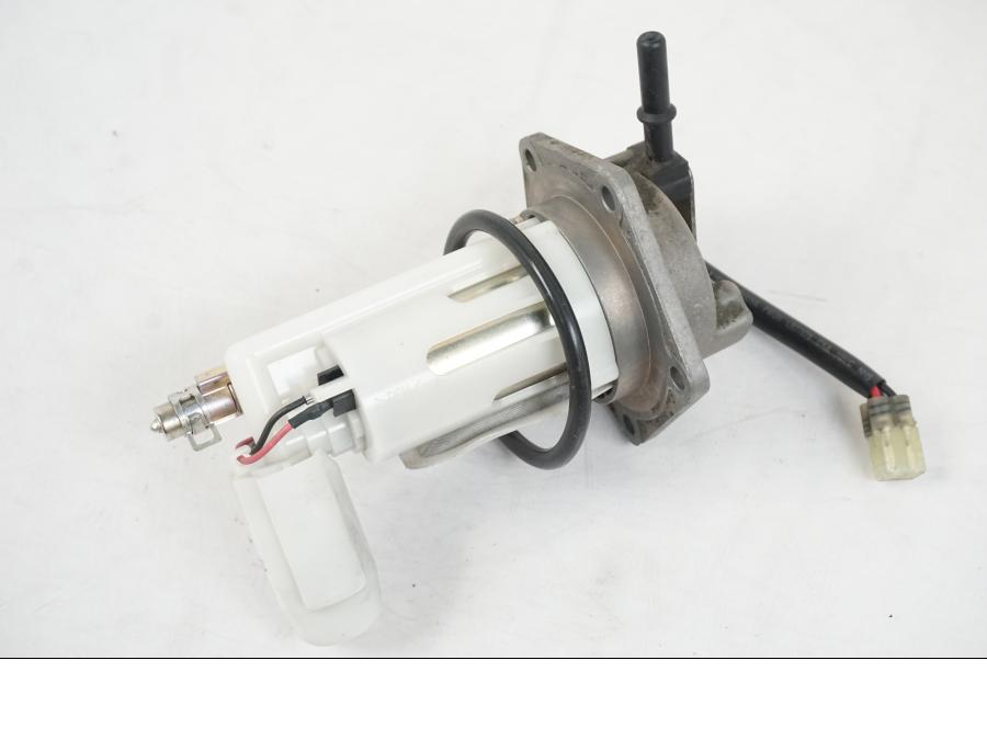 Höger sida på Bensinpump insprut från en Kawasaki ER-6F -2010 motorcykel.