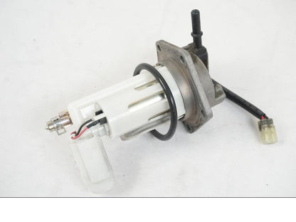 Höger sida på Bensinpump insprut från en Kawasaki ER-6F -2010 motorcykel.