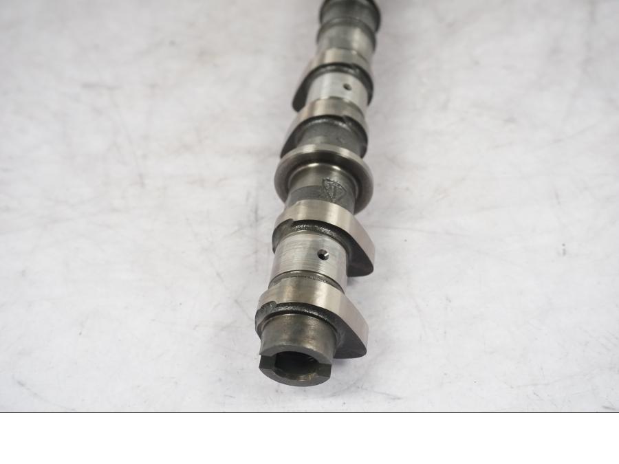 Baksidan på Kamaxel från en Triumph Tiger Explorer -2016 motorcykel.